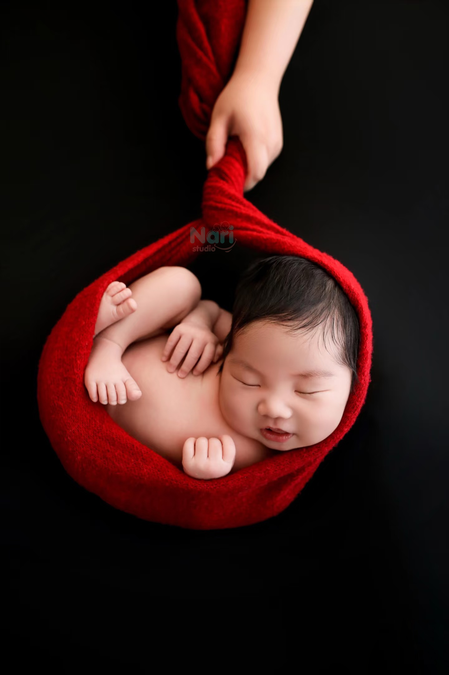 Concept bé trong vải đỏ